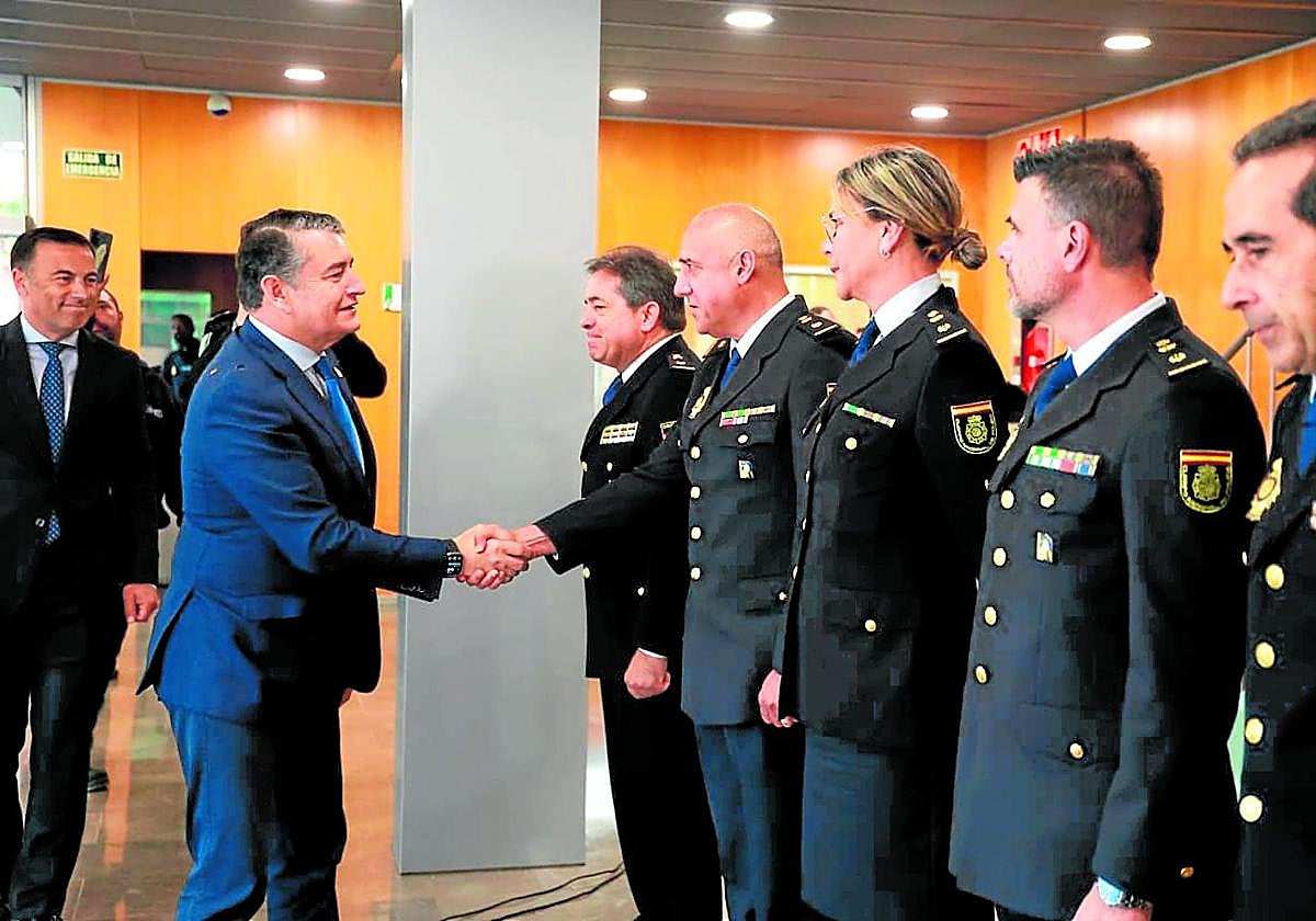 El consejero de la Presidencia, Antonio Sanz, saluda a los mandos de la Unidad de Policía adscrita a la Junta de Andalucía en un acto reciente.