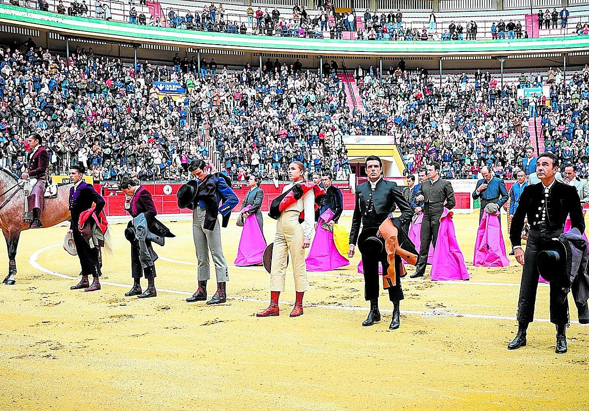 Ovación a todos los actuantes tras el paseíllo en este festival benéfico a favor del pueblo valenciano de Chiva.