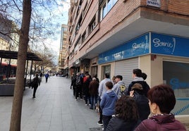 Colas para comprar en el Asadero Rubén, en el Camino de Ronda.
