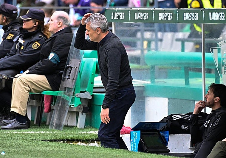 Fran Escribá se lamenta tras una acción del encuentro.