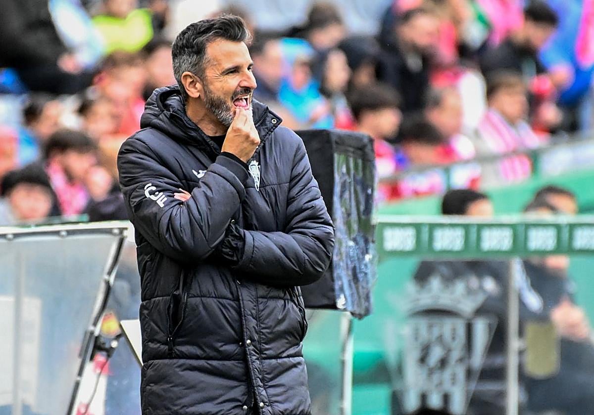 El entrenador del Córdoba, Iván Ania, analiza el partido mientras se disputa.
