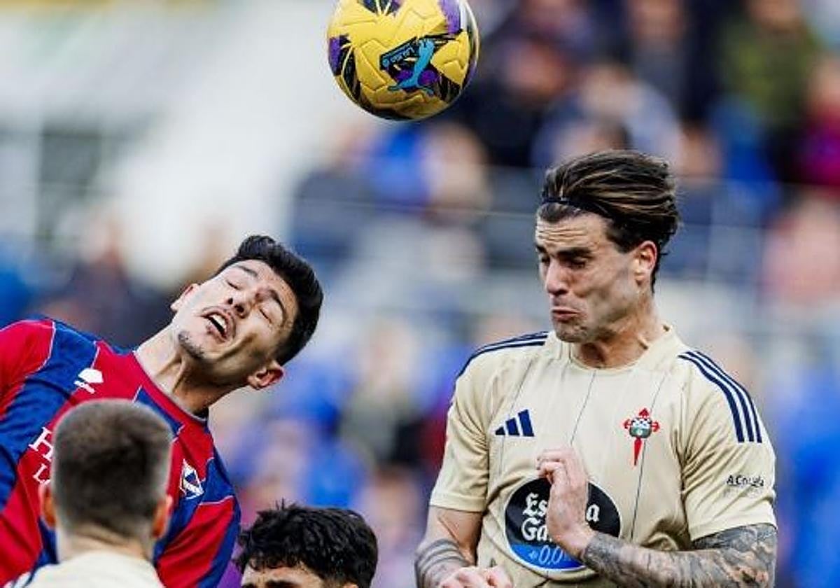 Jauregui remata un balón de cabeza en Huesca.