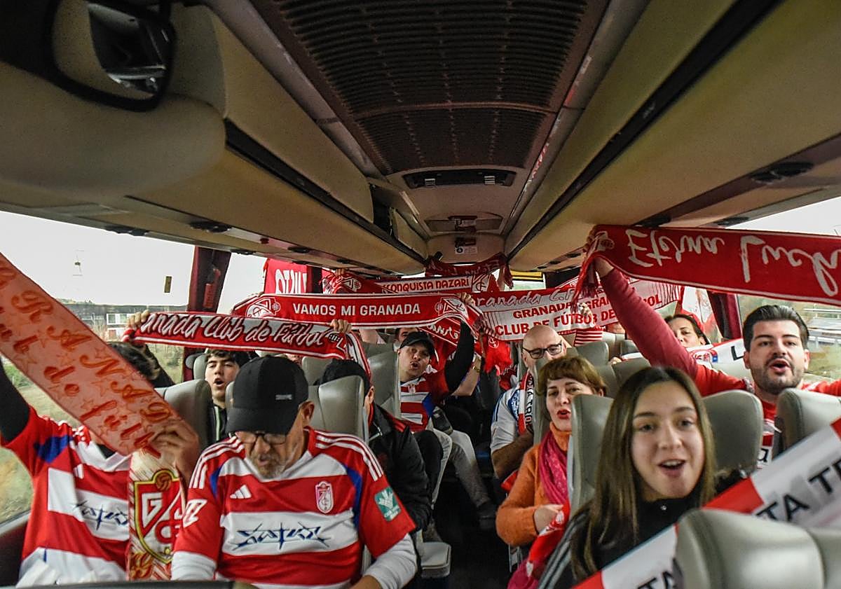 Imagen principal - Himno en el autobús, hermanamiento de los You'll Never Drink Alone y el pequeño Luca con su bufanda. 