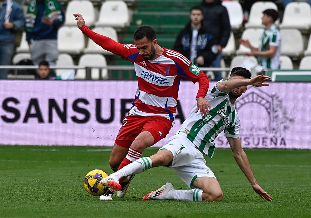 El nazarí Pablo Insua sufre una entrada de Théo Zidane.