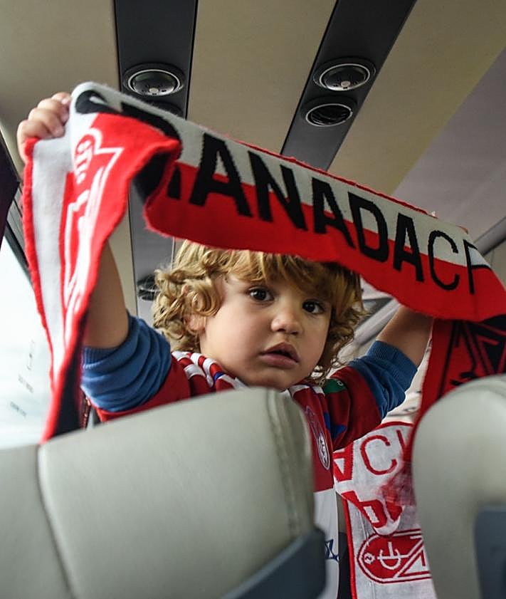 Imagen secundaria 2 - Himno en el autobús, hermanamiento de los You'll Never Drink Alone y el pequeño Luca con su bufanda. 