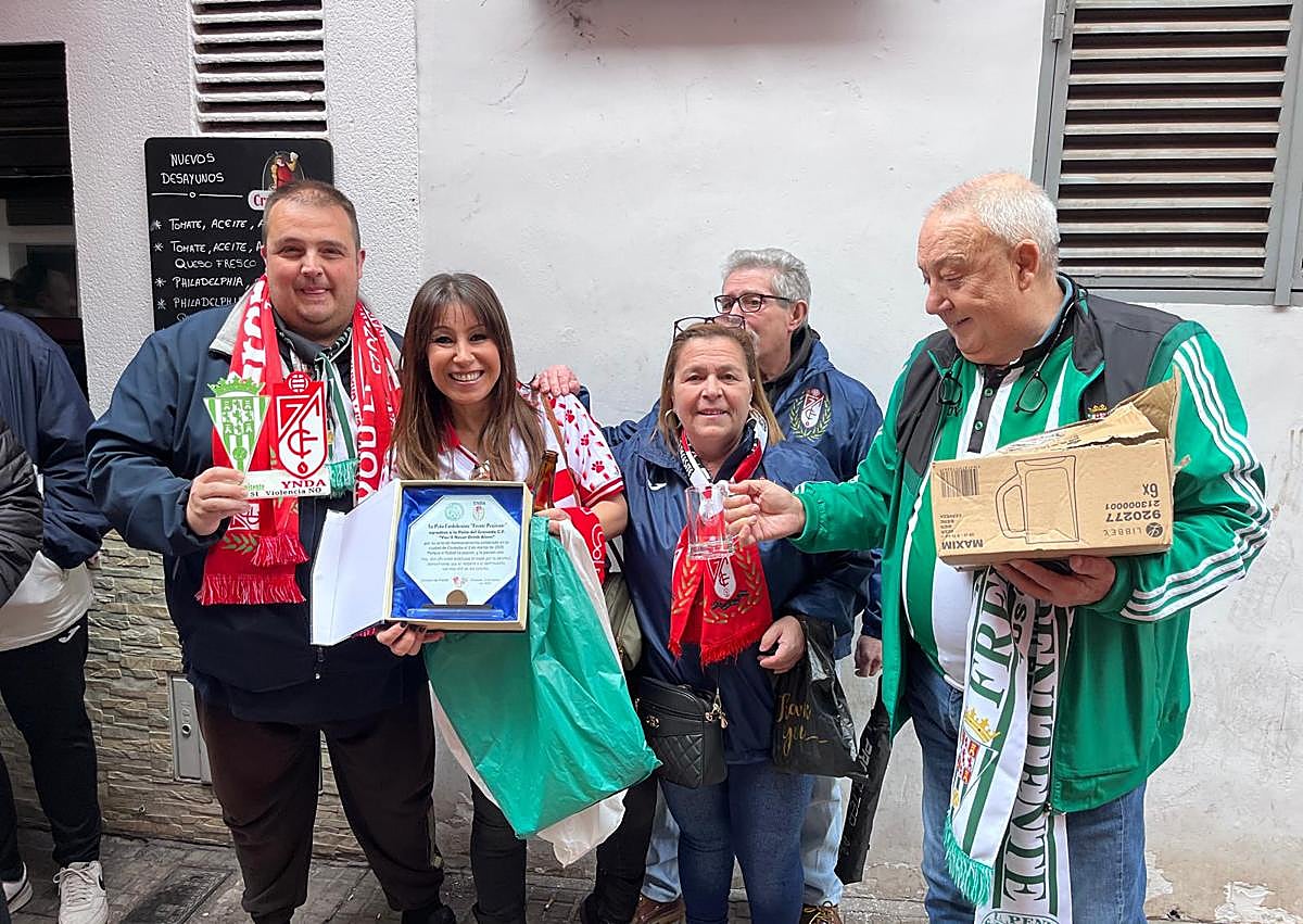 Imagen secundaria 1 - Himno en el autobús, hermanamiento de los You'll Never Drink Alone y el pequeño Luca con su bufanda. 