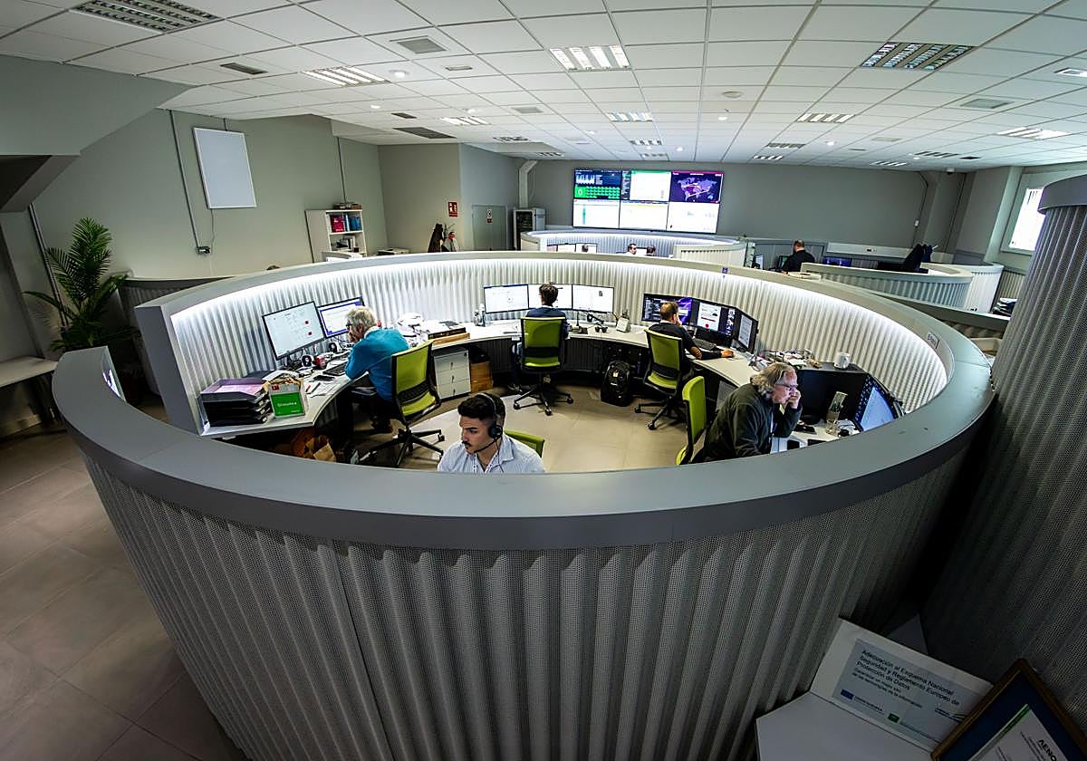 Las modernas oficinas de Trevenque Group con puestos compartimentados abiertos