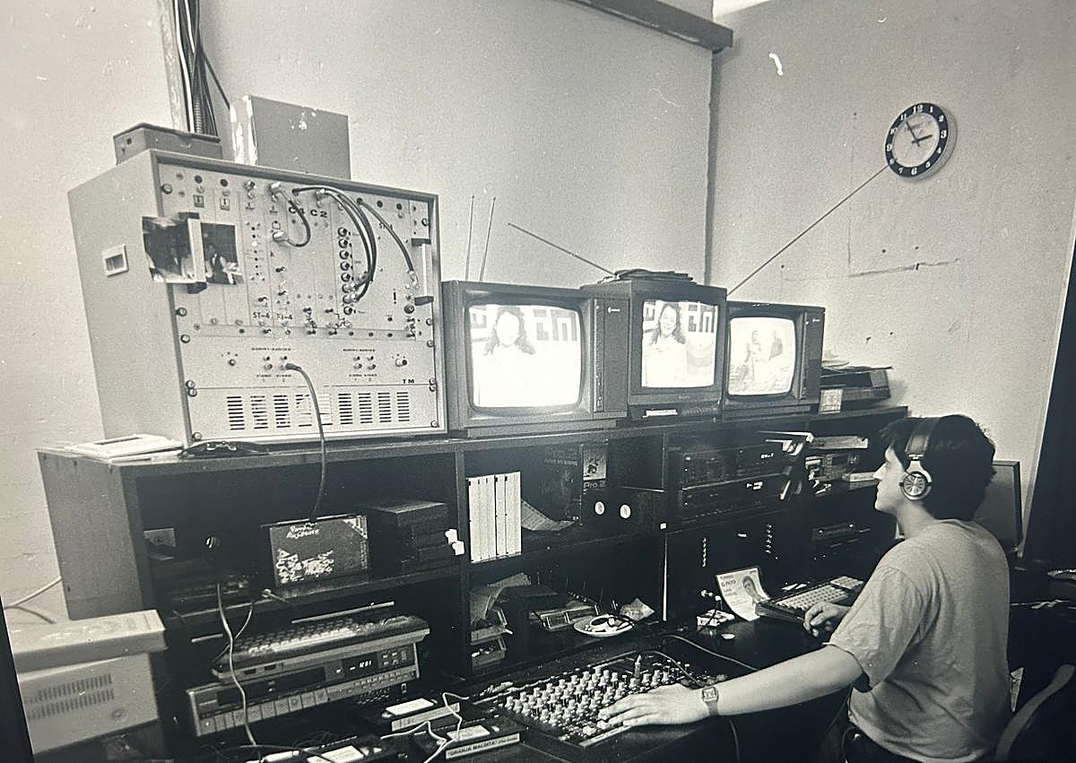 Imagen secundaria 1 - La empresa participa en un programa de televisión | Pablo Fuentes en producción | Antonio Fuentes con Claudia Fuentes en brazos en 1991