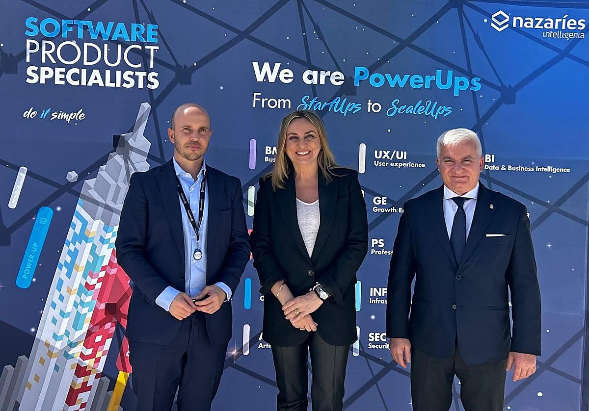 El CEO de Nazaríes Intelligenia, Eduardo Haro, con la alcaldesa Marifrán Carazo y el teniente de alcalde Vito Epíscopo