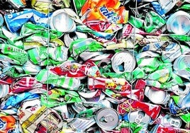 Residuos de latas en su proceso de compactado para su reciclaje. IDEAL