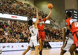 Gancho de Amine Noua (17) ante Kayser Gates, del UCAM.