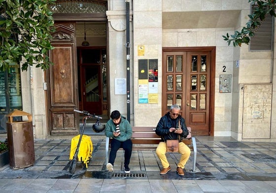 Enyerberth, con su patinete y su mochila, en la Plaza del Carmen.