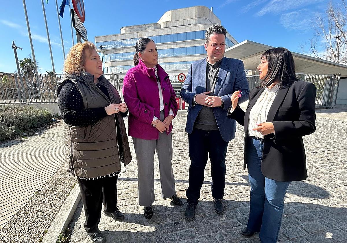 Loli Cañavate, Yolanda Fernández, Carlos Porcel y Fátima Gómez a las puertas de la sede de la Diputación de Granada