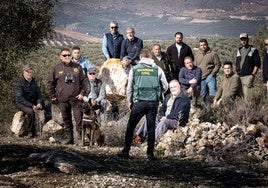 Agricultores de Salar y Loja posan con Javier, guarda rural, y un agente del Equipo Roca de la Guardia Civil.