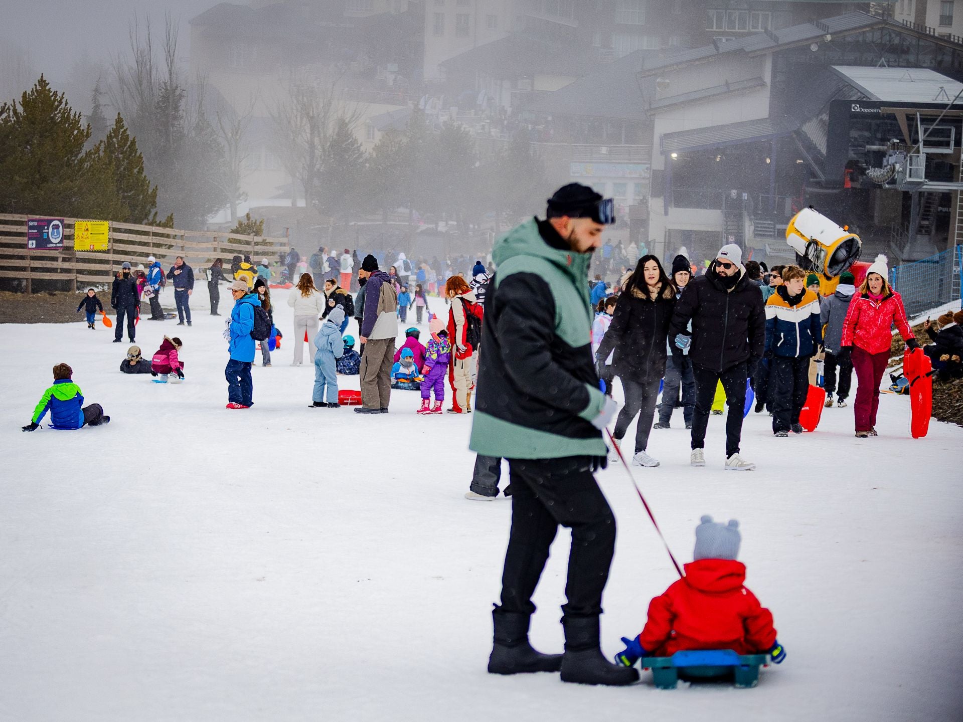 Ambiente de trineos, el pasado sábado, con la estación de Sierra Nevada cerrada.