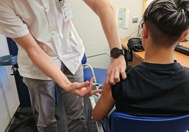 Instan a reforzar la vacunación frente al VPH, causante de varios tipos de cáncer en ambos sexos