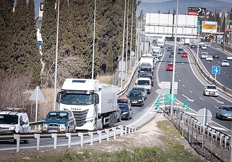 Las colas en la GR-30 y los accesos a Peligros están siendo diarias.