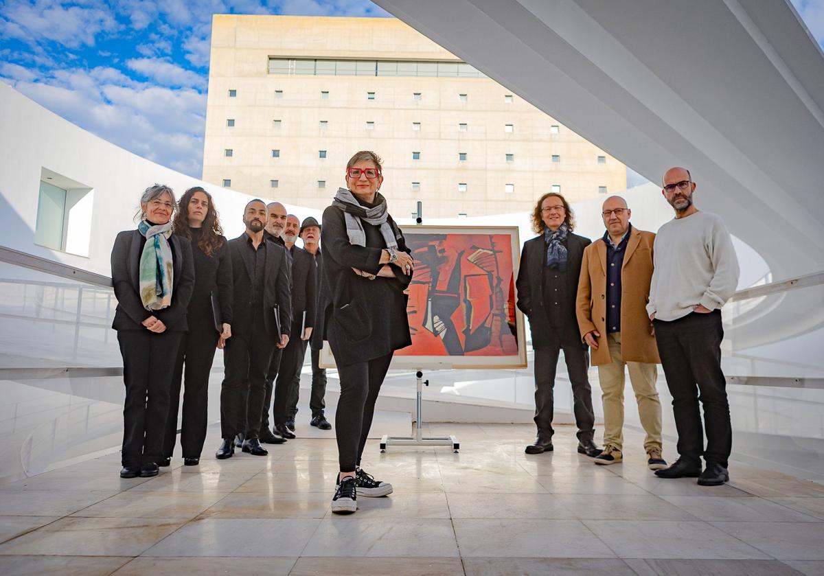 Cheryle, en primer plano, escoltada por Mónica Laguna y los coristas de Proyecto Nur, a la izquierda. Rafael Liñán, José Pablo Serrano y Pablo Guerrero, a la derecha. Detrás un cuadro de la pintora Cheryle Rome Beatty.