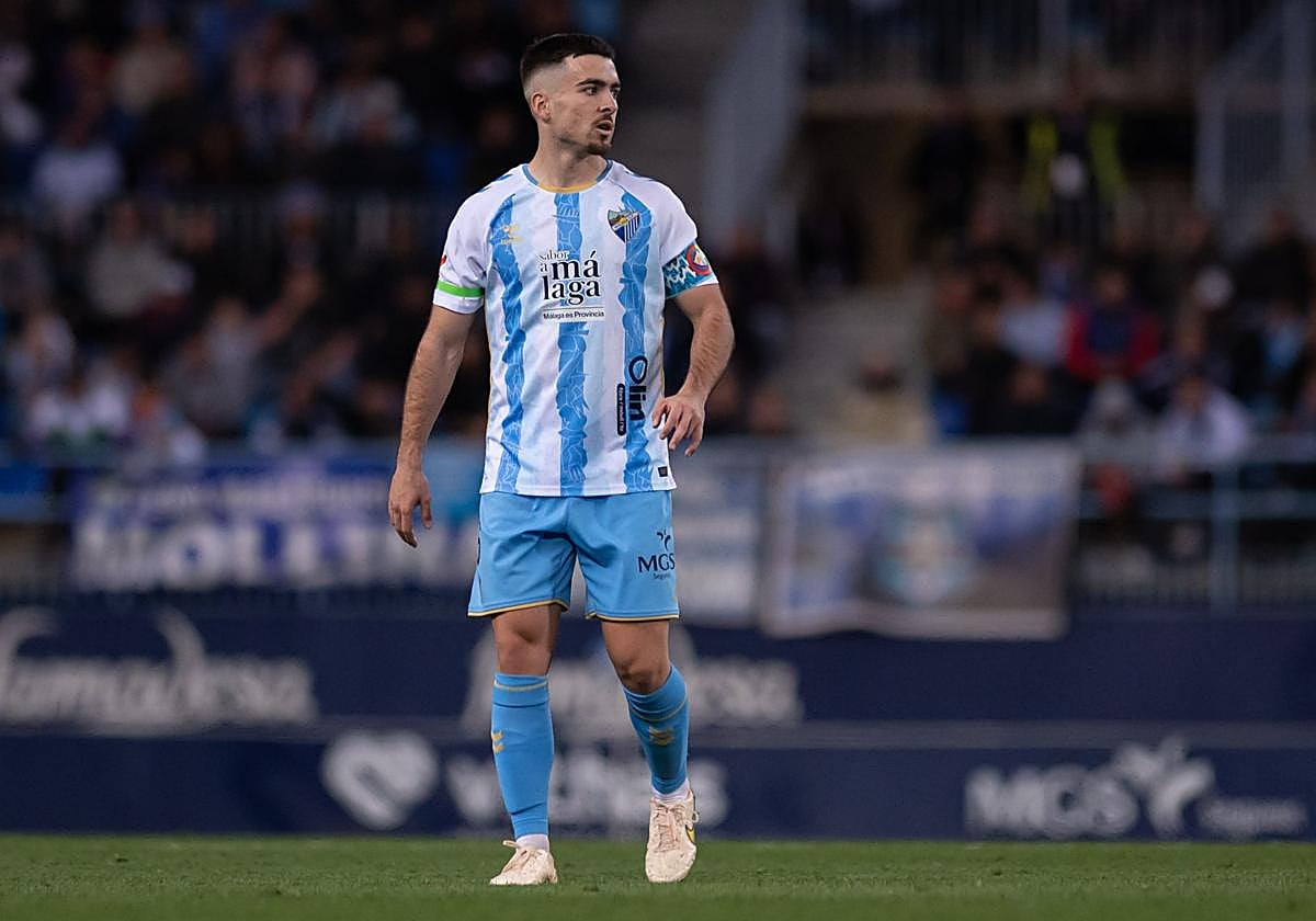 Ramón Enríquez luce la capitanía durante un partido esta temporada.