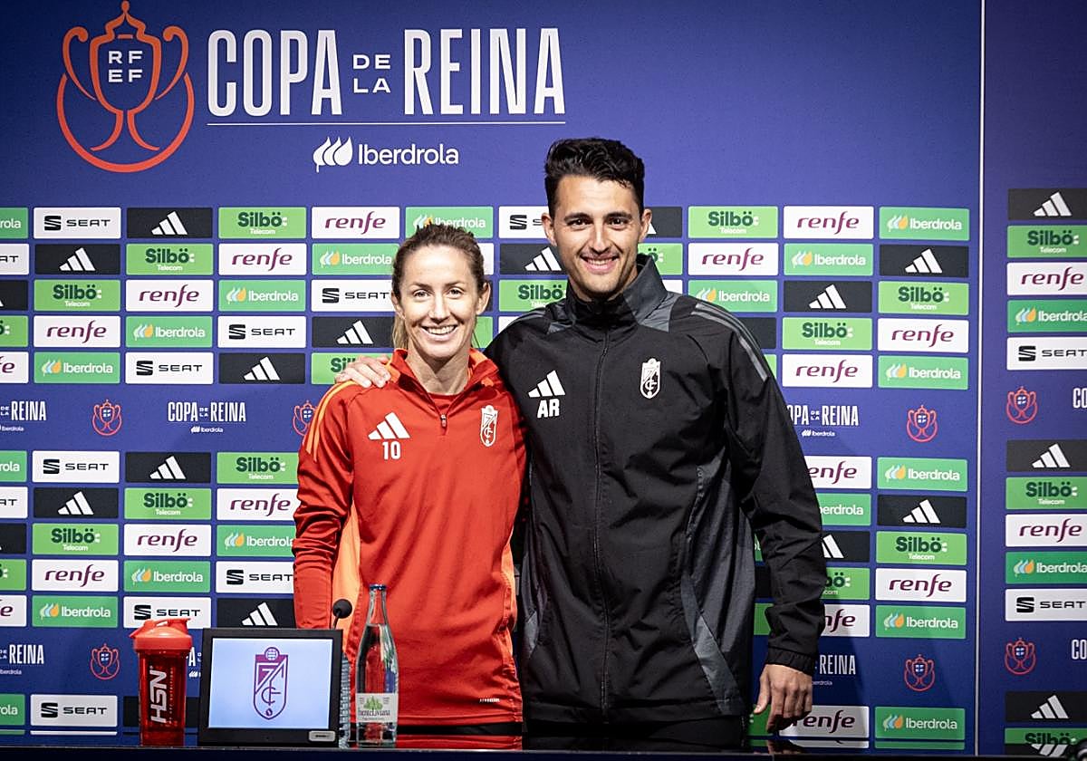 Lauri y Arturo Ruiz posan juntos antes de la rueda de prensa.