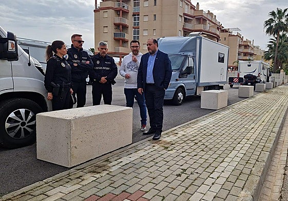 Instalación de bloques de hormigón en Salobreña para evitar que aparquen las caravanas.