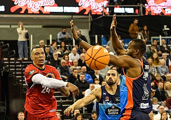 Jacob Wiley pasa el balón ante Diagne, del Leyma Coruña, en presencia de Barrueta.