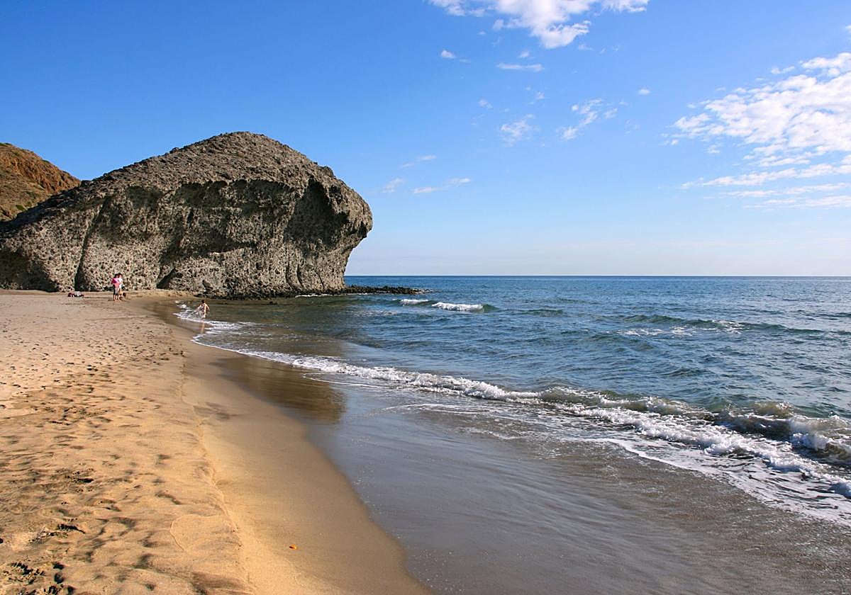 Ya se conoce el calendario de cierre a los coches en Cala Carbón, Mónsul y Genoveses