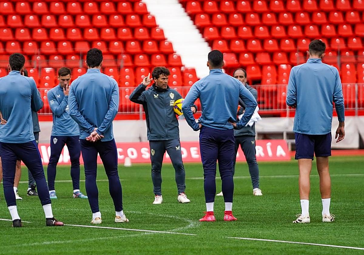 Rubi dando una charla a sus jugadores