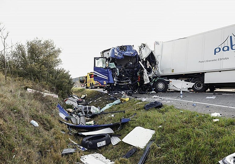 Restos del accidente en el que han fallecido dos vecinos de Churriana de la Vega.