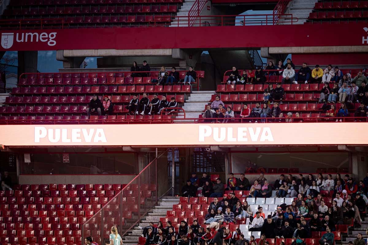 Búscate en la grada del Granada femenino-Atlético de Madrid