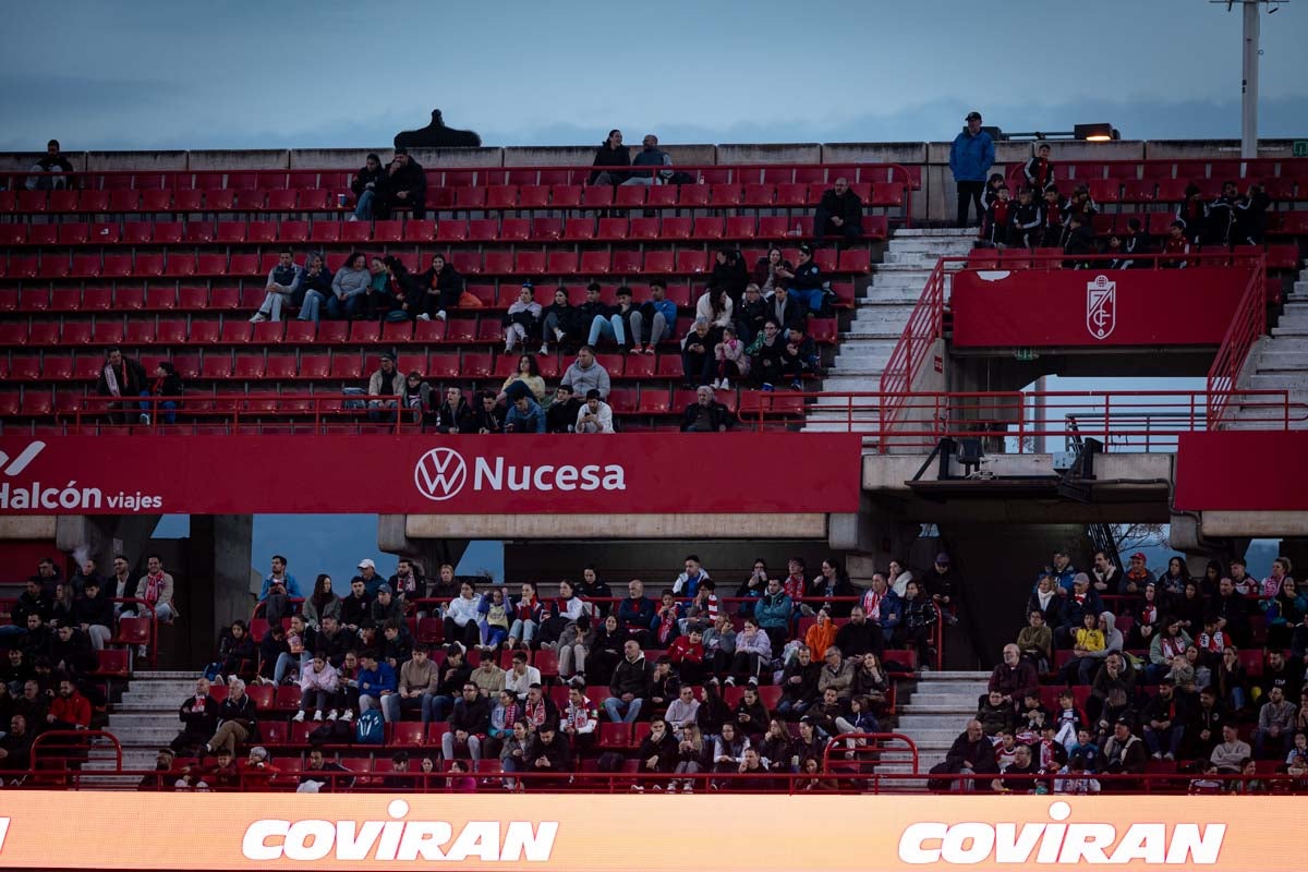 Búscate en la grada del Granada femenino-Atlético de Madrid