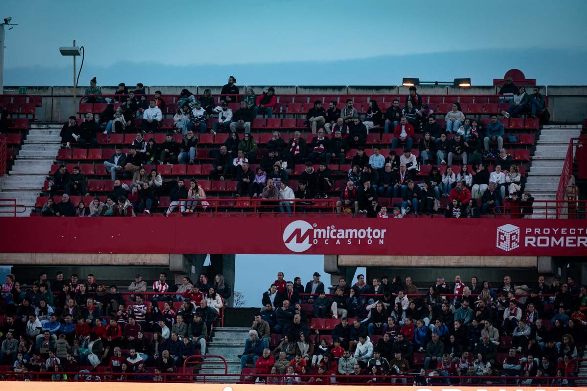 Búscate en la grada del Granada femenino-Atlético de Madrid