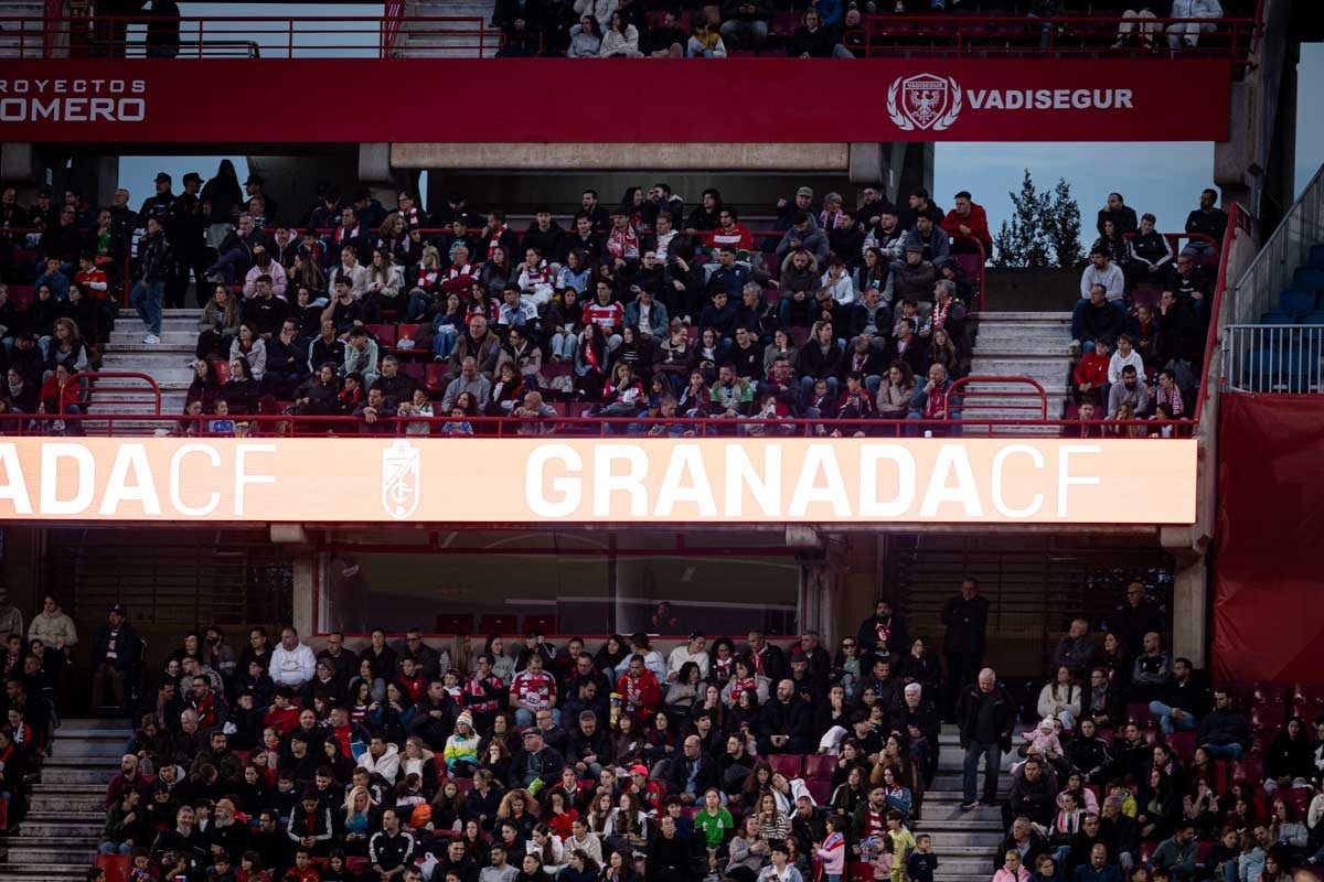 Búscate en la grada del Granada femenino-Atlético de Madrid