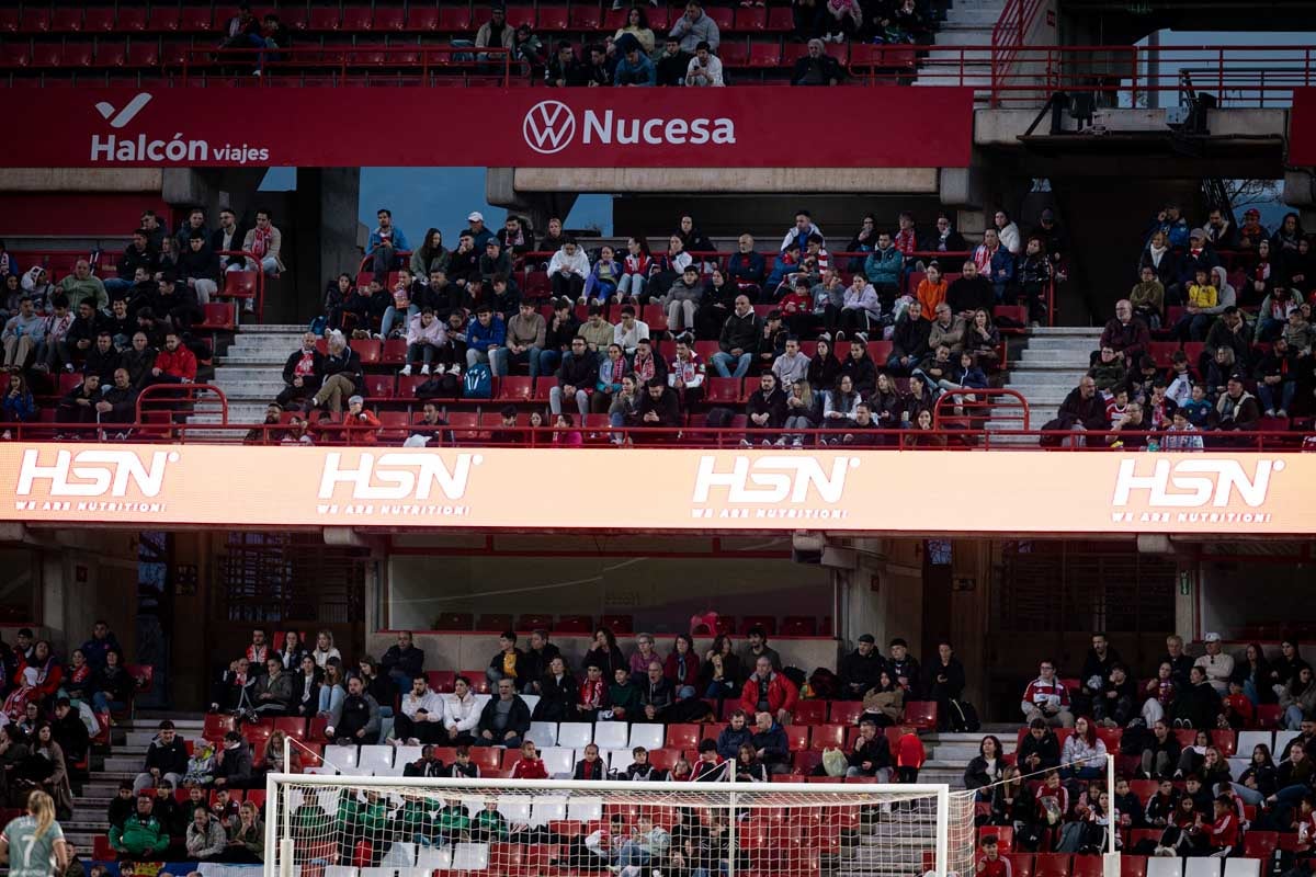 Búscate en la grada del Granada femenino-Atlético de Madrid