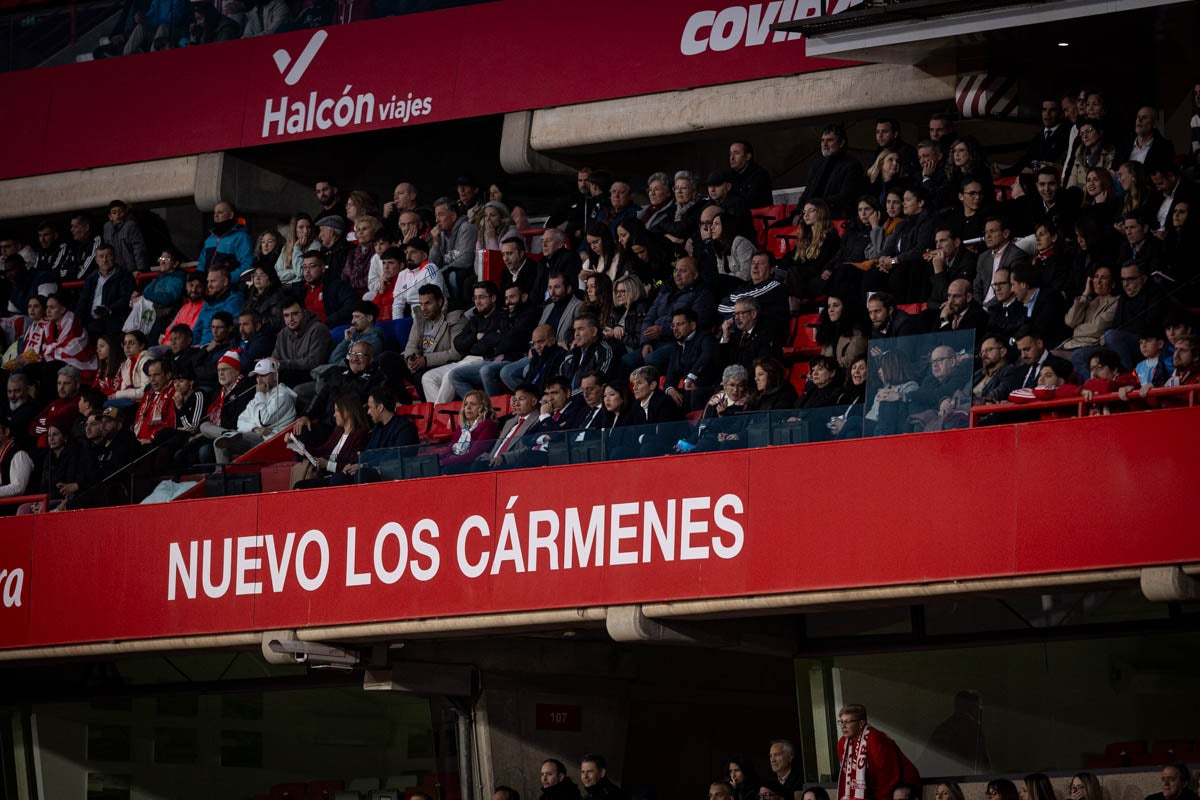 Búscate en la grada del Granada femenino-Atlético de Madrid