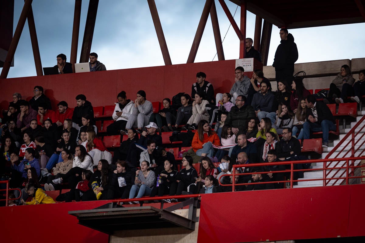 Búscate en la grada del Granada femenino-Atlético de Madrid