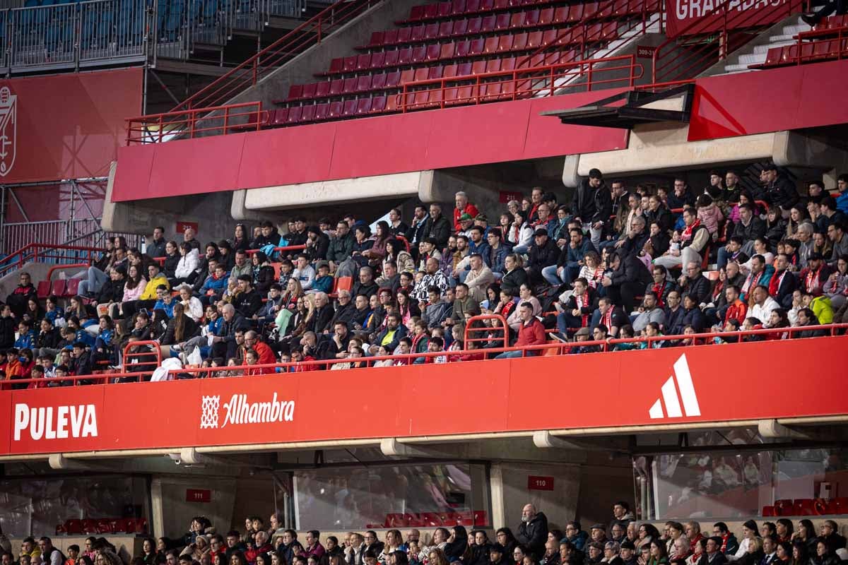 Búscate en la grada del Granada femenino-Atlético de Madrid