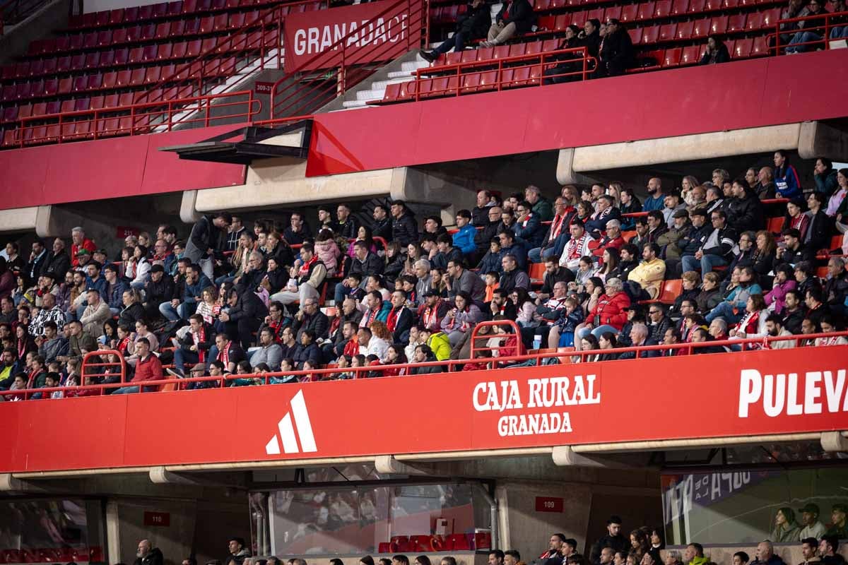 Búscate en la grada del Granada femenino-Atlético de Madrid