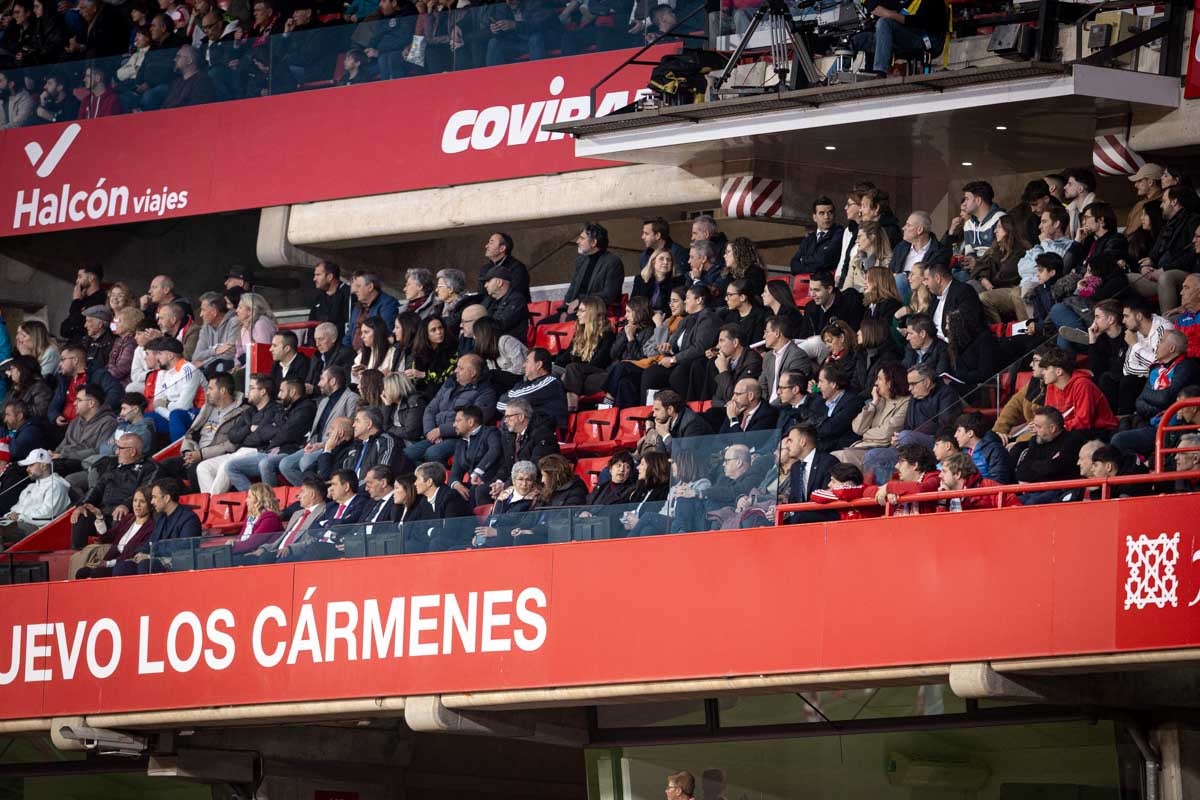 Búscate en la grada del Granada femenino-Atlético de Madrid