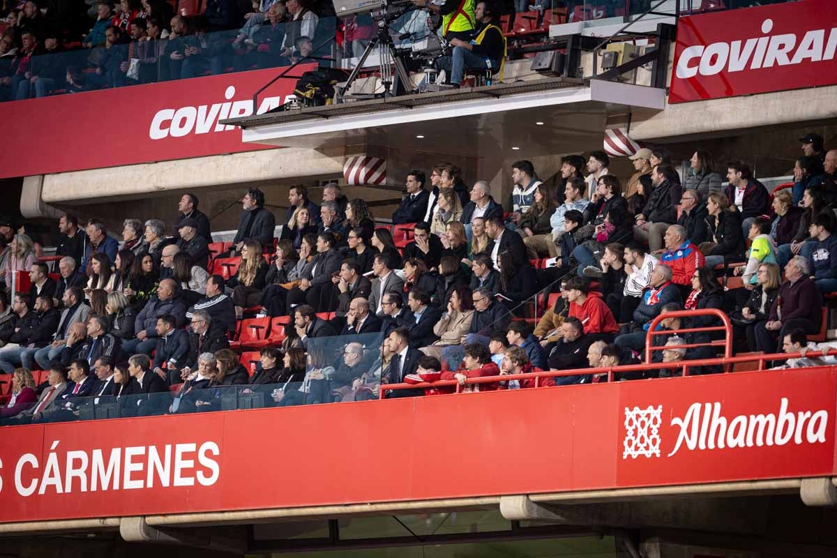 Búscate en la grada del Granada femenino-Atlético de Madrid