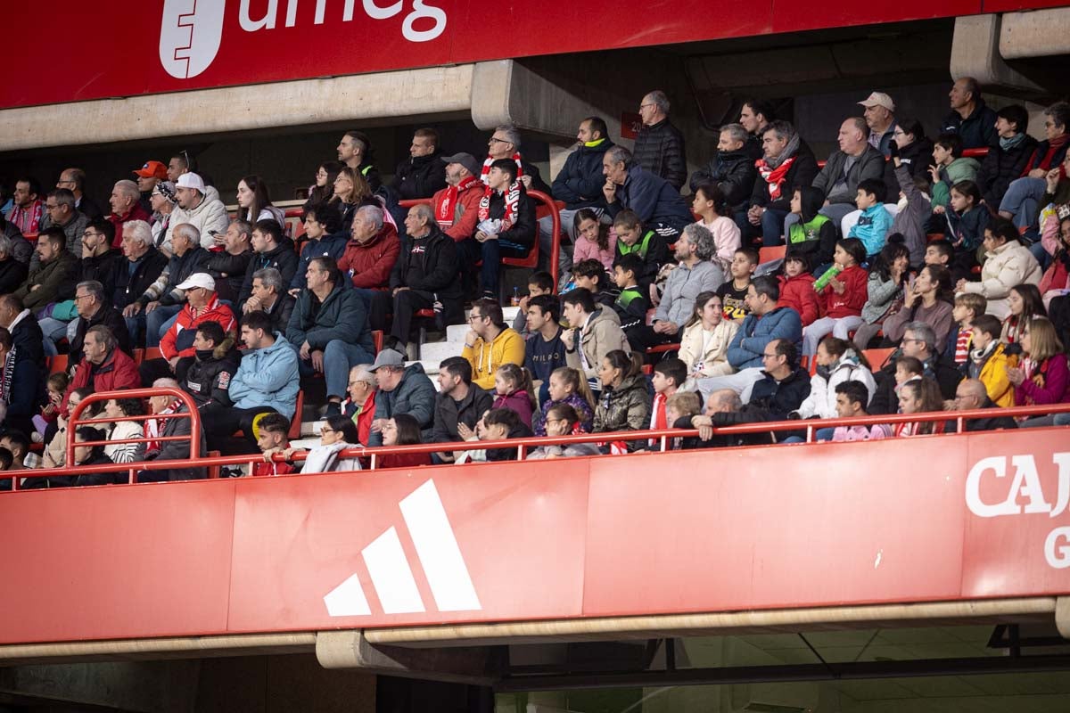 Búscate en la grada del Granada femenino-Atlético de Madrid