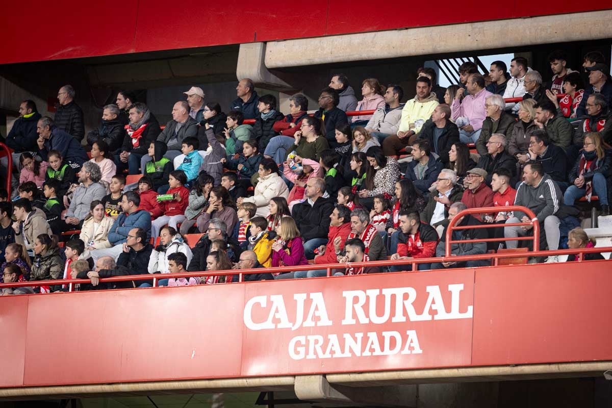 Búscate en la grada del Granada femenino-Atlético de Madrid