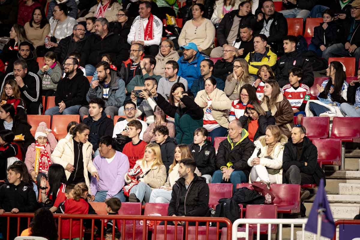 Búscate en la grada del Granada femenino-Atlético de Madrid