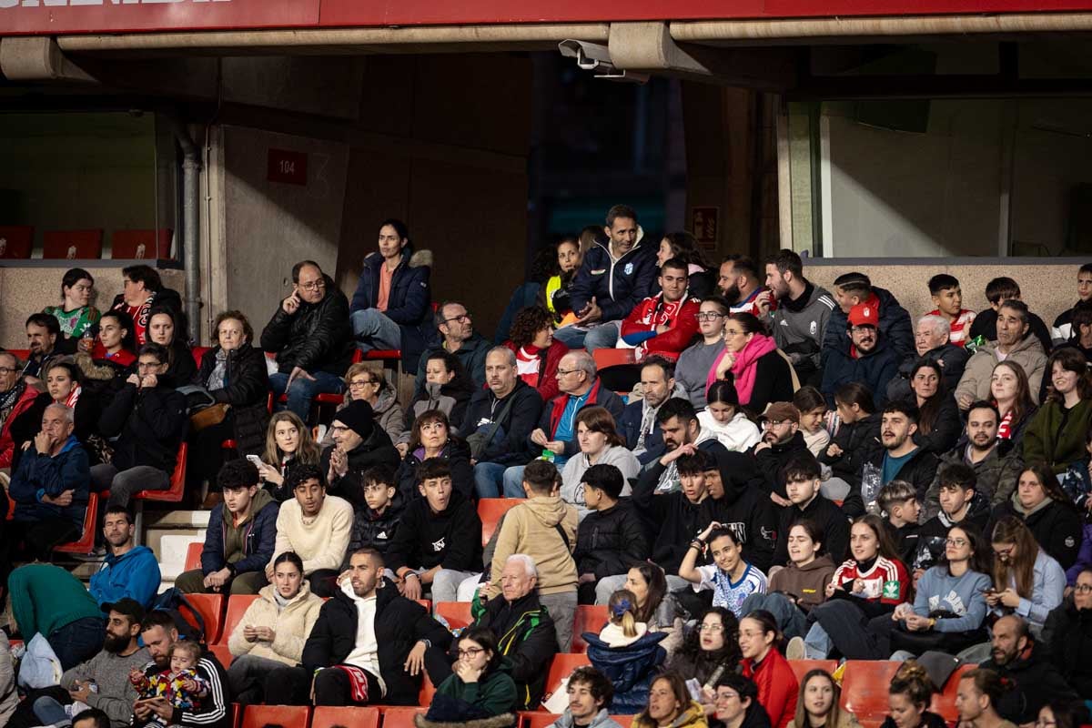 Búscate en la grada del Granada femenino-Atlético de Madrid