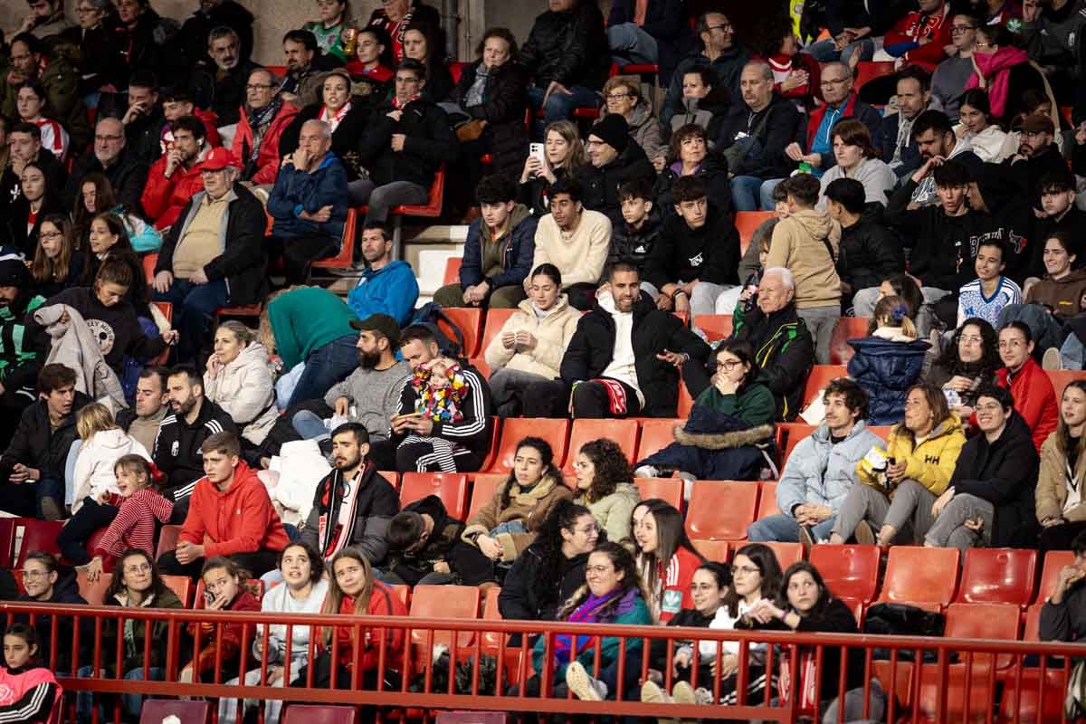 Búscate en la grada del Granada femenino-Atlético de Madrid
