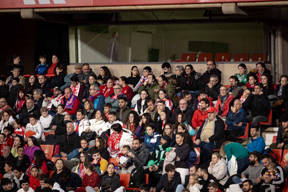 Búscate en la grada del Granada femenino-Atlético de Madrid