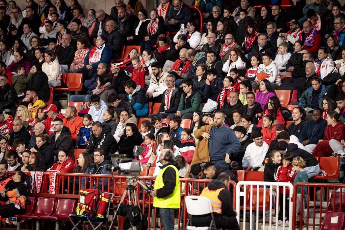 Búscate en la grada del Granada femenino-Atlético de Madrid