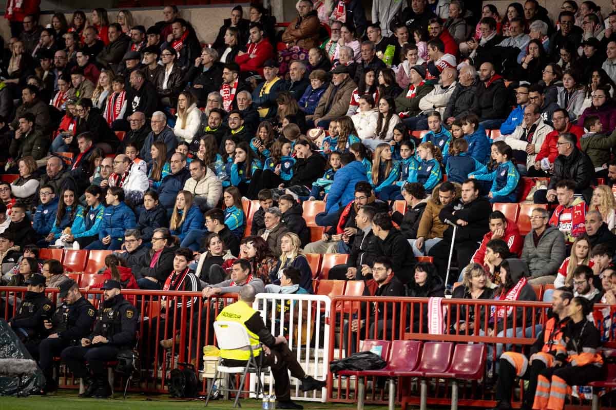 Búscate en la grada del Granada femenino-Atlético de Madrid