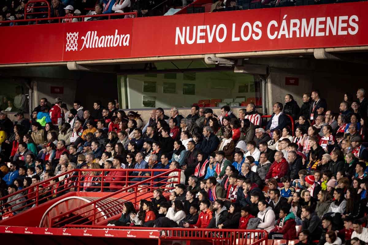 Búscate en la grada del Granada femenino-Atlético de Madrid