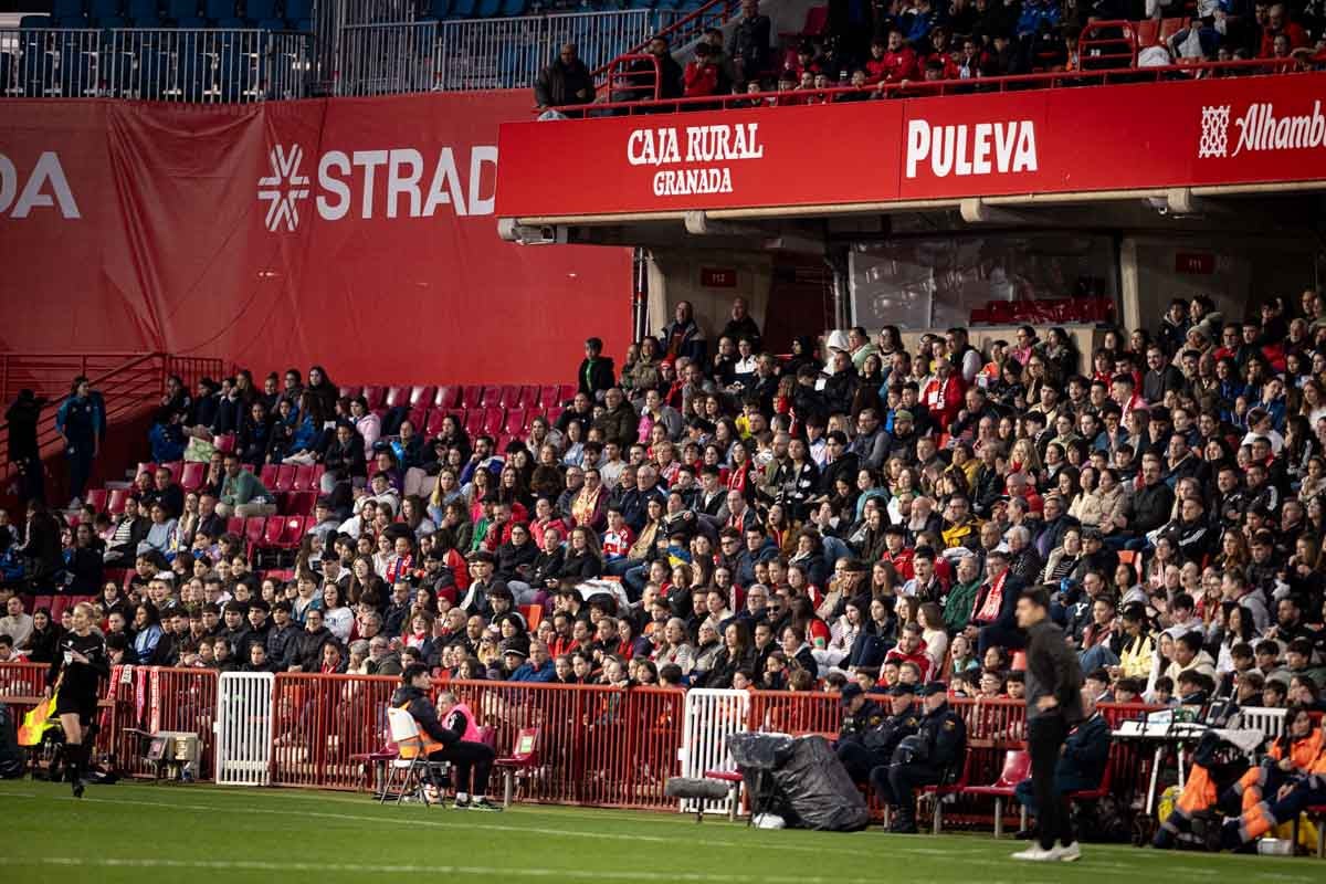 Búscate en la grada del Granada femenino-Atlético de Madrid
